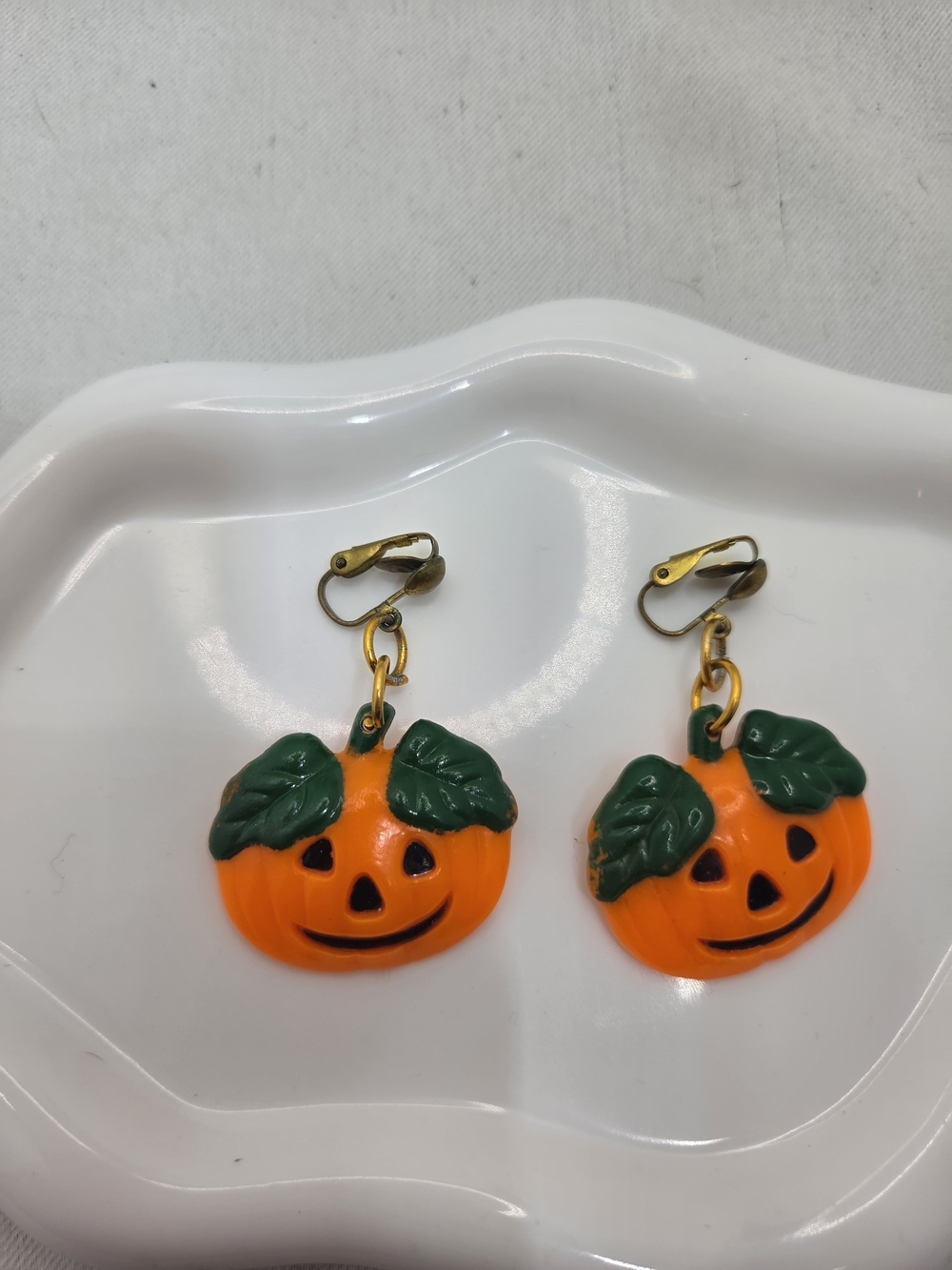 🎃✨ Vintage Enamel Jack-Kids Halloween Pumpkin Clip-On Earrings - Orange & Green